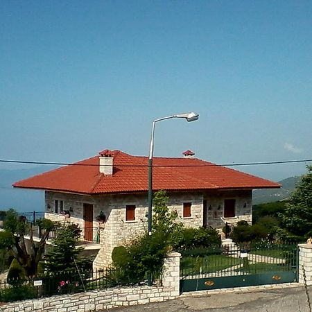 Μπαλκόνι στη λίμνη Τριχωνίδα Βίλα Krio Nero Εξωτερικό φωτογραφία