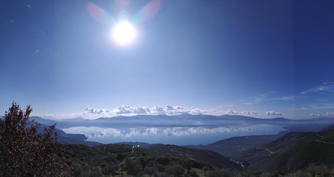 Μπαλκόνι στη λίμνη Τριχωνίδα Βίλα Krio Nero Εξωτερικό φωτογραφία