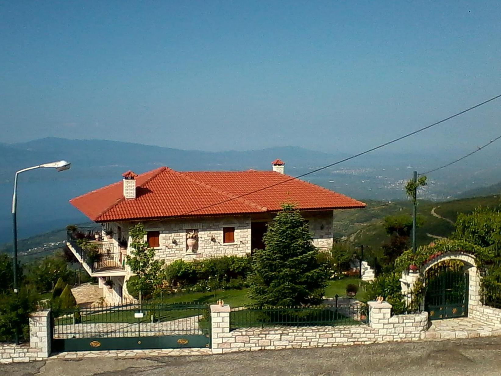 Μπαλκόνι στη λίμνη Τριχωνίδα Βίλα Krio Nero Εξωτερικό φωτογραφία