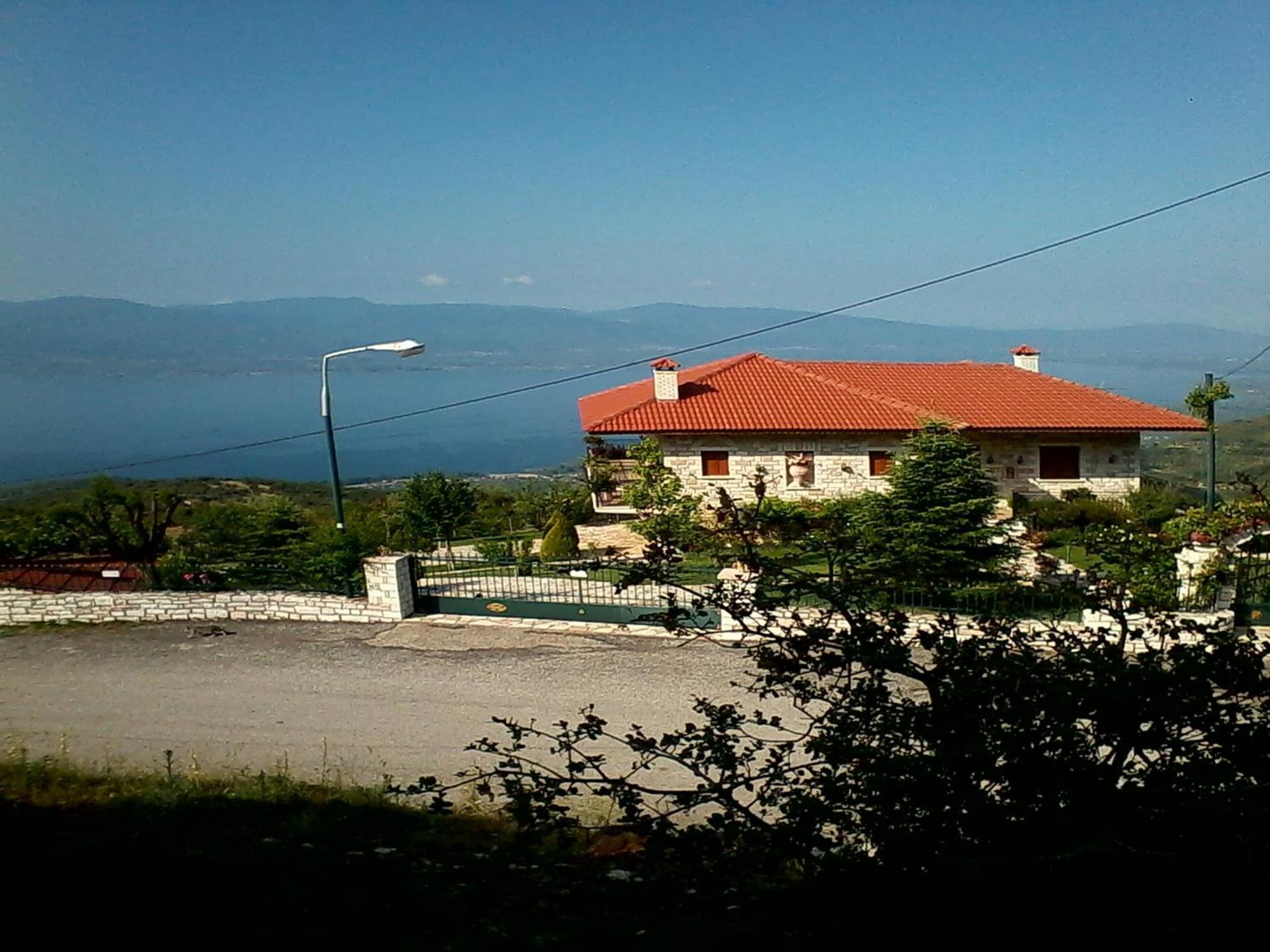 Μπαλκόνι στη λίμνη Τριχωνίδα Βίλα Krio Nero Εξωτερικό φωτογραφία